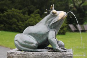 20160806 Hof Froschkönig Brunnen 01