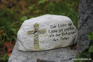 20160902 Friedhof Weisheit Stein Stärke 01